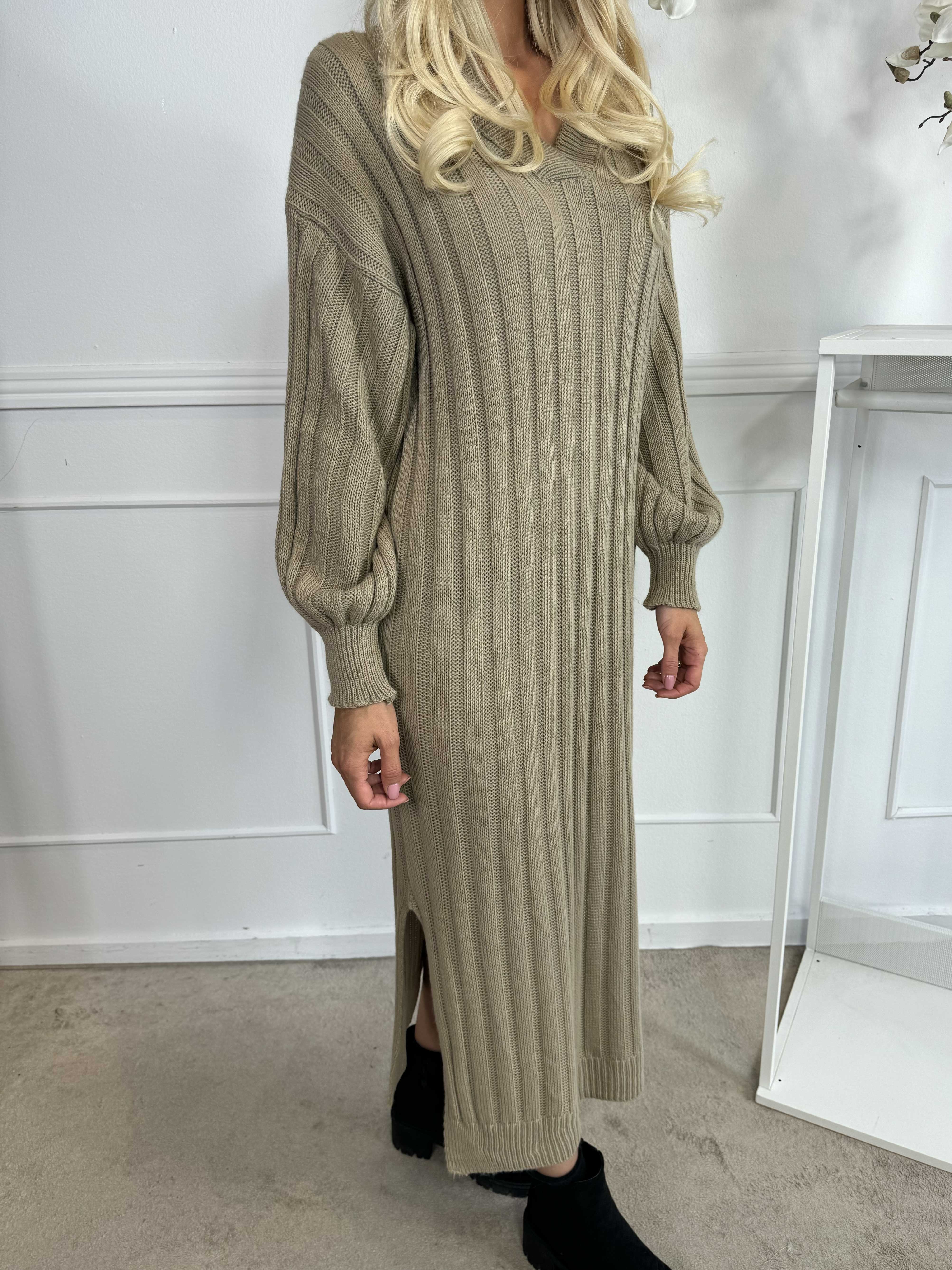 Hanine - Lang strikkjole med v-udskæring